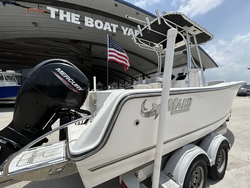 Slide: The Image of Mako 214 Center Console 2020 - 11