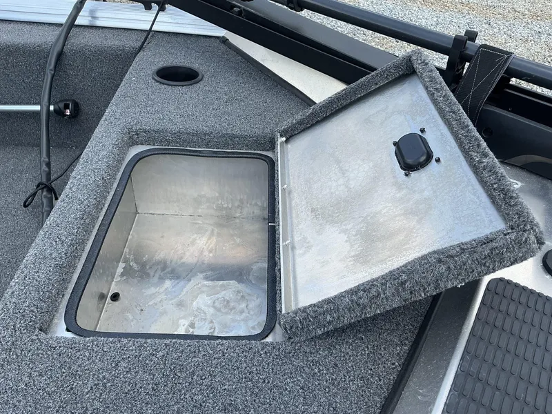 Slide: The Image of Lowe Stryker SS 2024 - 8