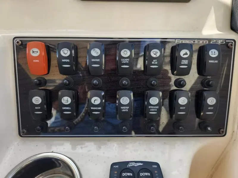 Slide: The Image of Grady-White Freedom 235 2018 - 10