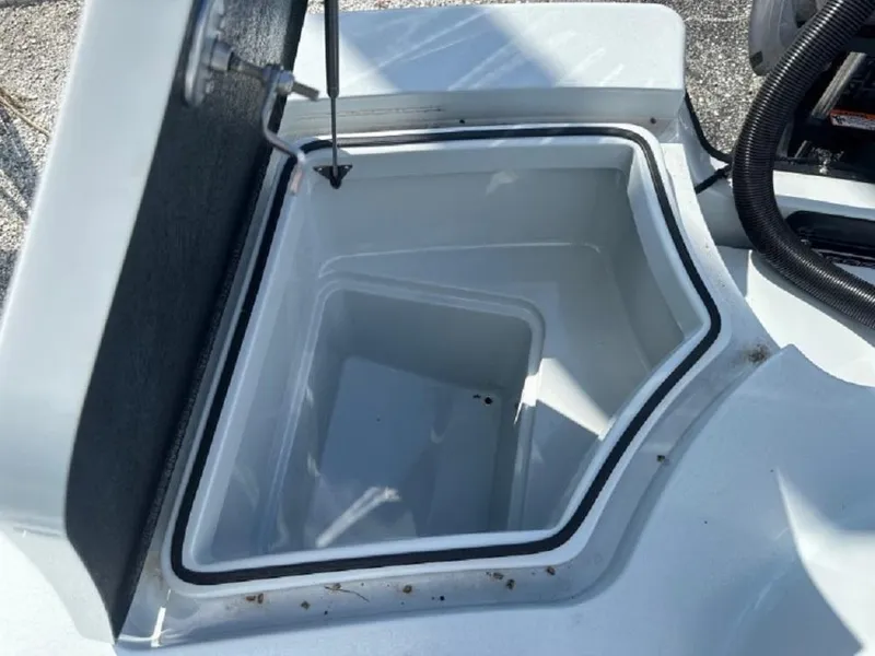 Slide: The Image of East Cape 2500 Hybrid 2025 - 11