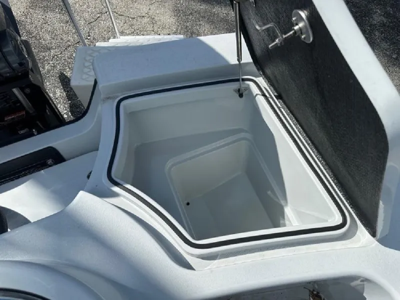 Slide: The Image of East Cape 2500 Hybrid 2025 - 8