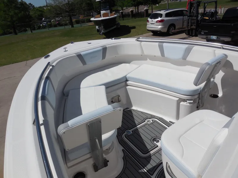 Slide: The Image of Robalo R230 Center Console 2023 - 10