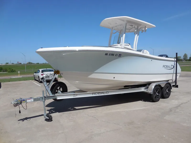 Slide: The Image of Robalo R230 Center Console 2023 - 7