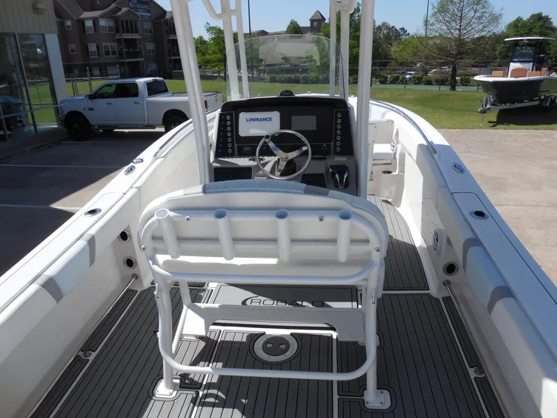 Slide: The Image of Robalo R230 Center Console 2023 - 8