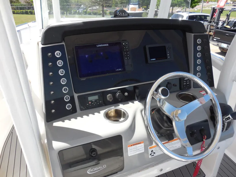 Slide: The Image of Robalo R230 Center Console 2023 - 9