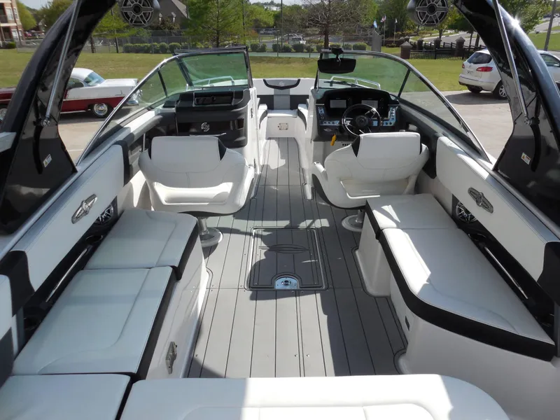 Slide: The Image of Chaparral 30 Surf 2023 - 9