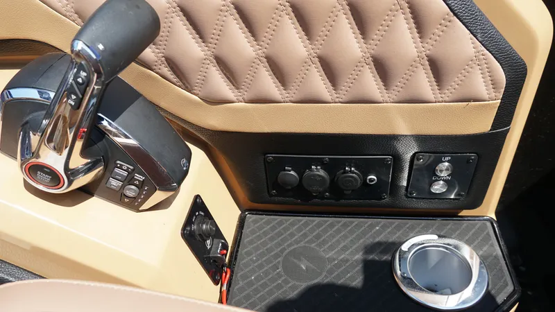 Slide: The Image of Godfrey Sanpan SP2700SBW 2025 - 15