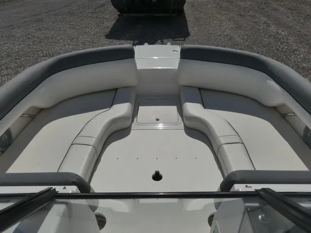 Slide: The Image of Bayliner 210 Deck Boat 2019 - 14