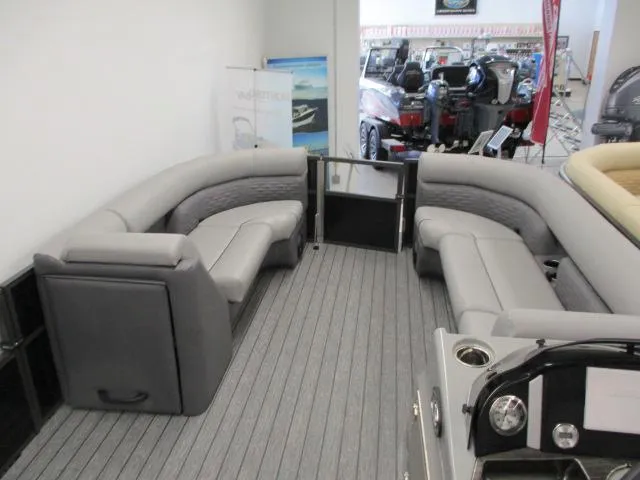 Slide: The Image of Montego Bay 8522-2PT-DLX 2023 - 6