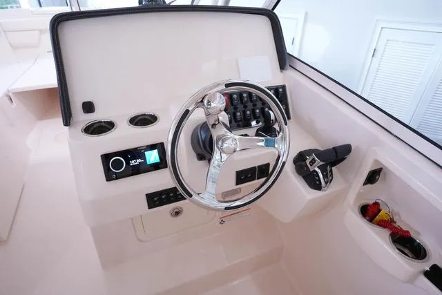 Slide: The Image of Grady-White Freedom 285 2025 - 25