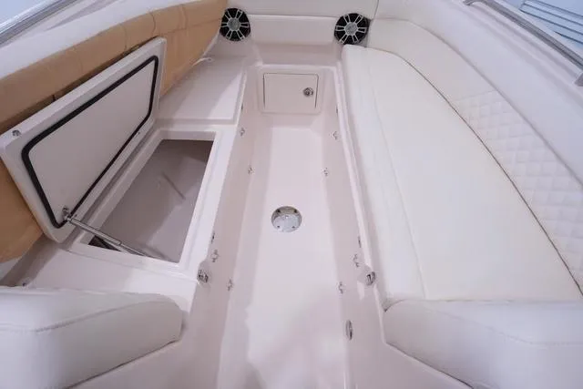 Slide: The Image of Grady-White Freedom 275 2025 - 23