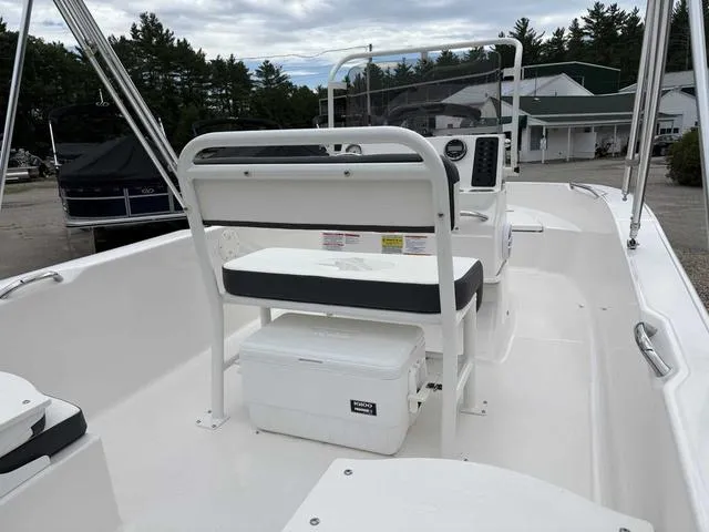 Slide: The Image of Robalo R160 2025 - 10