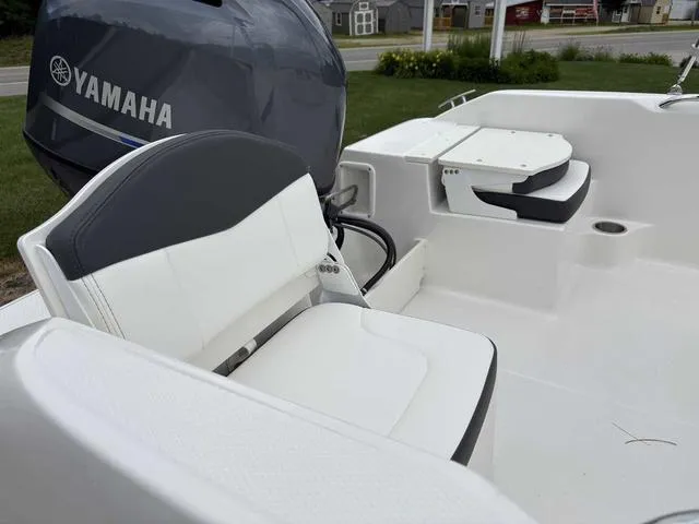 Slide: The Image of Robalo R160 2025 - 11