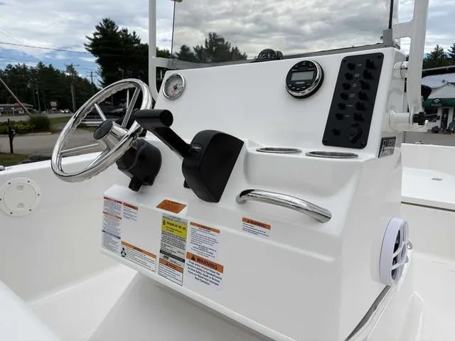 Slide: The Image of Robalo R160 2025 - 12