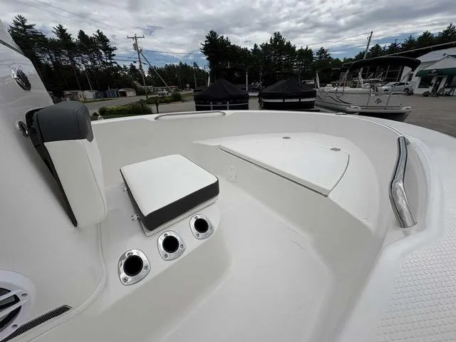 Slide: The Image of Robalo R160 2025 - 13