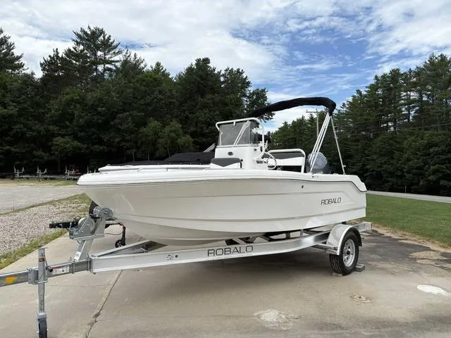 Slide: The Image of Robalo R160 2025 - 14