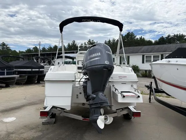 Slide: The Image of Robalo R160 2025 - 3