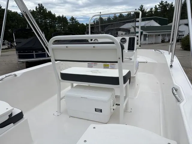 Slide: The Image of Robalo R160 2025 - 4