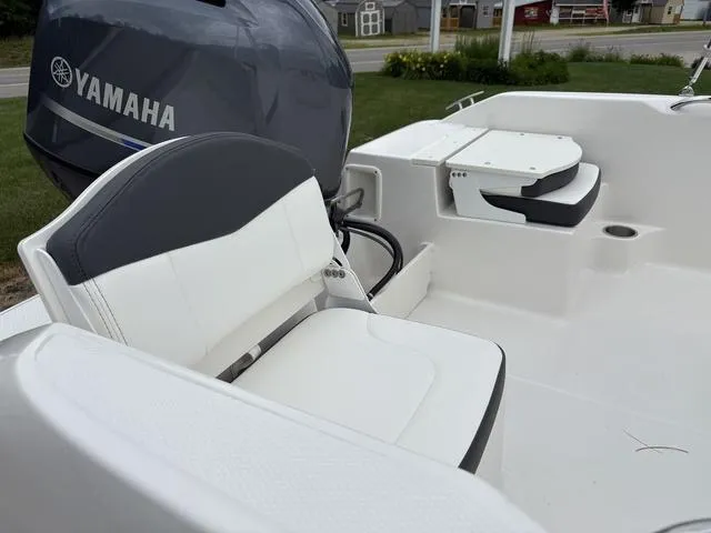 Slide: The Image of Robalo R160 2025 - 5