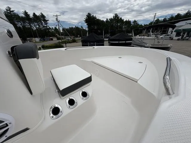 Slide: The Image of Robalo R160 2025 - 7