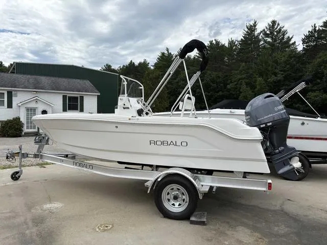 Slide: The Image of Robalo R160 2025 - 8