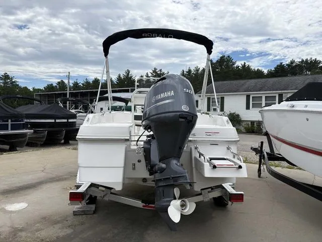 Slide: The Image of Robalo R160 2025 - 9