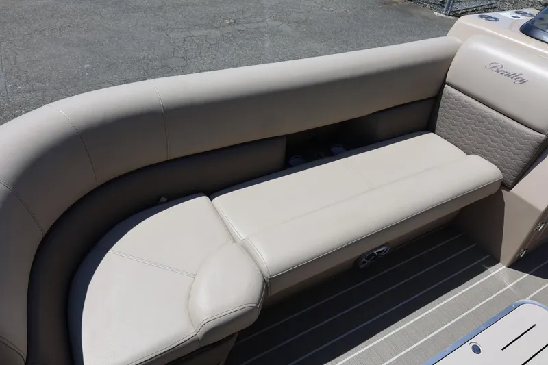 Slide: The Image of Bentley Pontoons 253 ELITE SWINGBACK DUAL CAPTAIN 2024 - 11