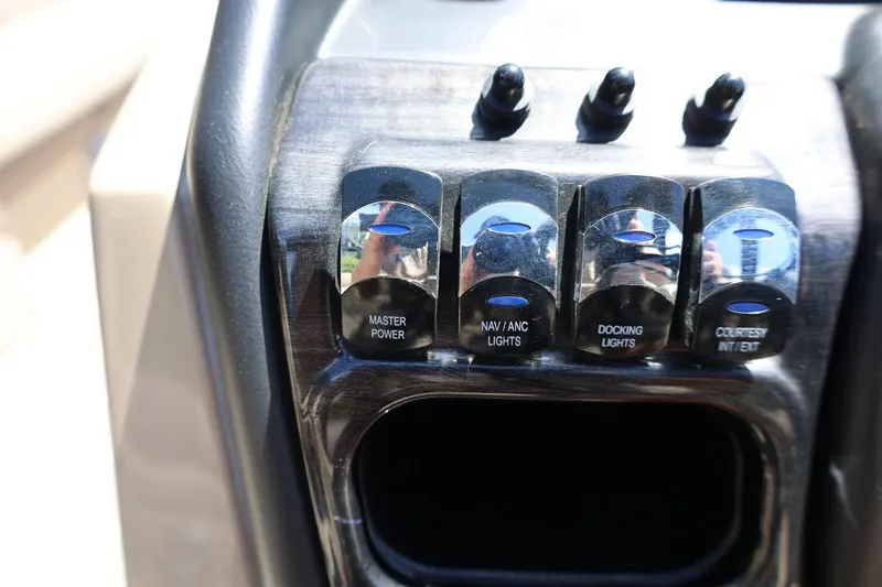 Slide: The Image of Bentley Pontoons 253 ELITE SWINGBACK DUAL CAPTAIN 2024 - 18