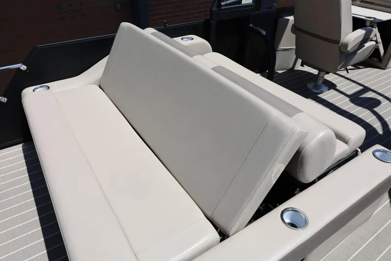 Slide: The Image of Bentley Pontoons 253 ELITE SWINGBACK DUAL CAPTAIN 2024 - 28