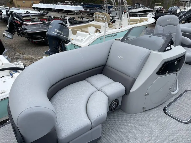 Slide: The Image of Manitou 23 Oasis RF SHP 2021 - 14