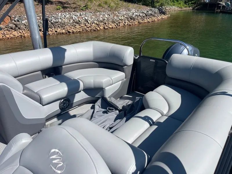 Slide: The Image of Manitou 23 Oasis RF SHP 2021 - 16