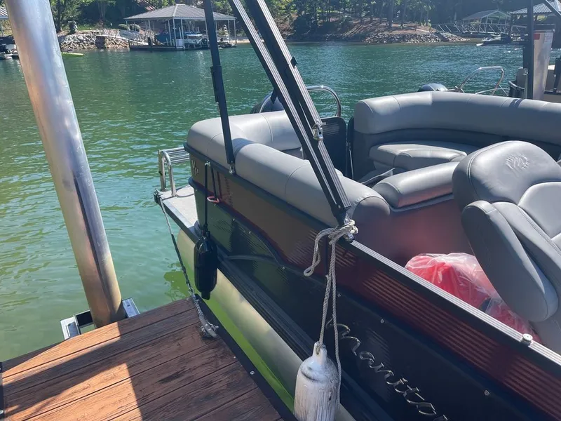 Slide: The Image of Manitou 23 Oasis RF SHP 2021 - 3