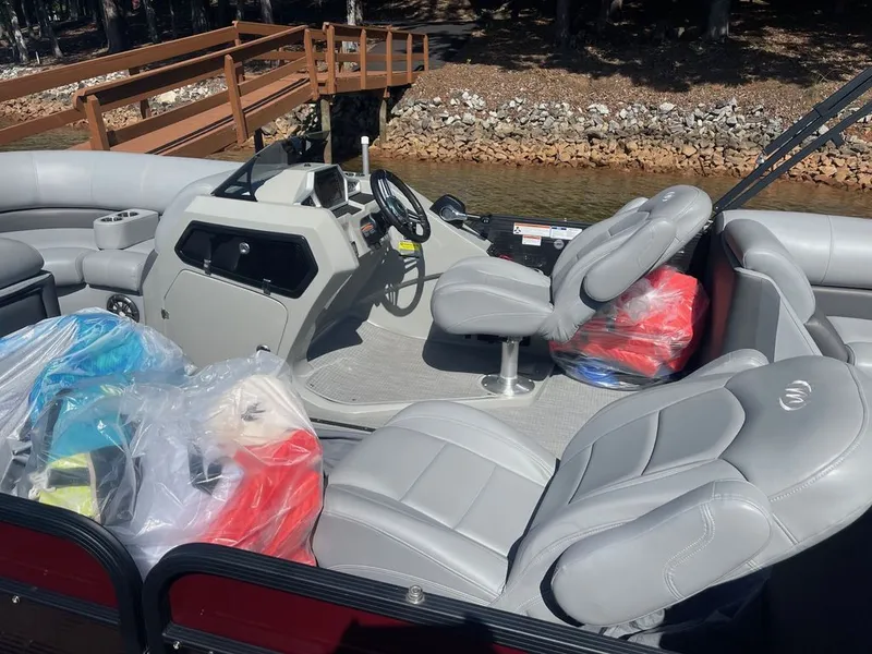 Slide: The Image of Manitou 23 Oasis RF SHP 2021 - 6