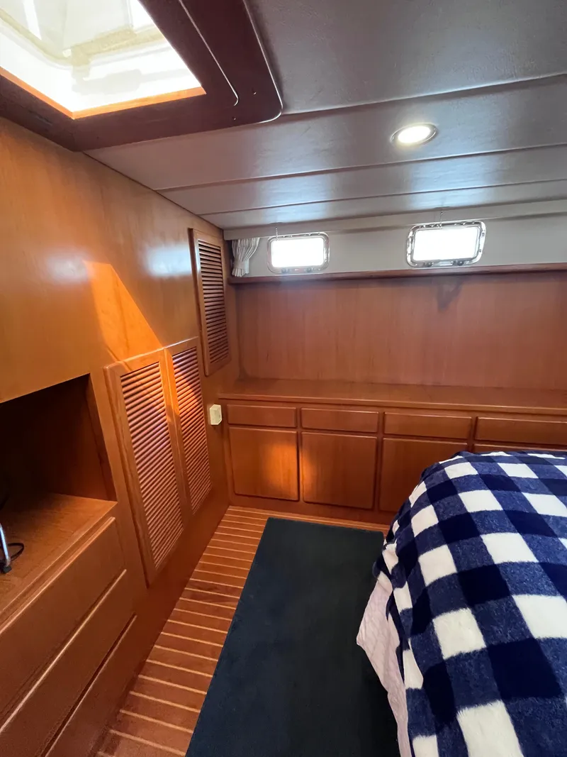 Slide: The Image of Symbol 42' Sun Deck Trawler 2000 - 32