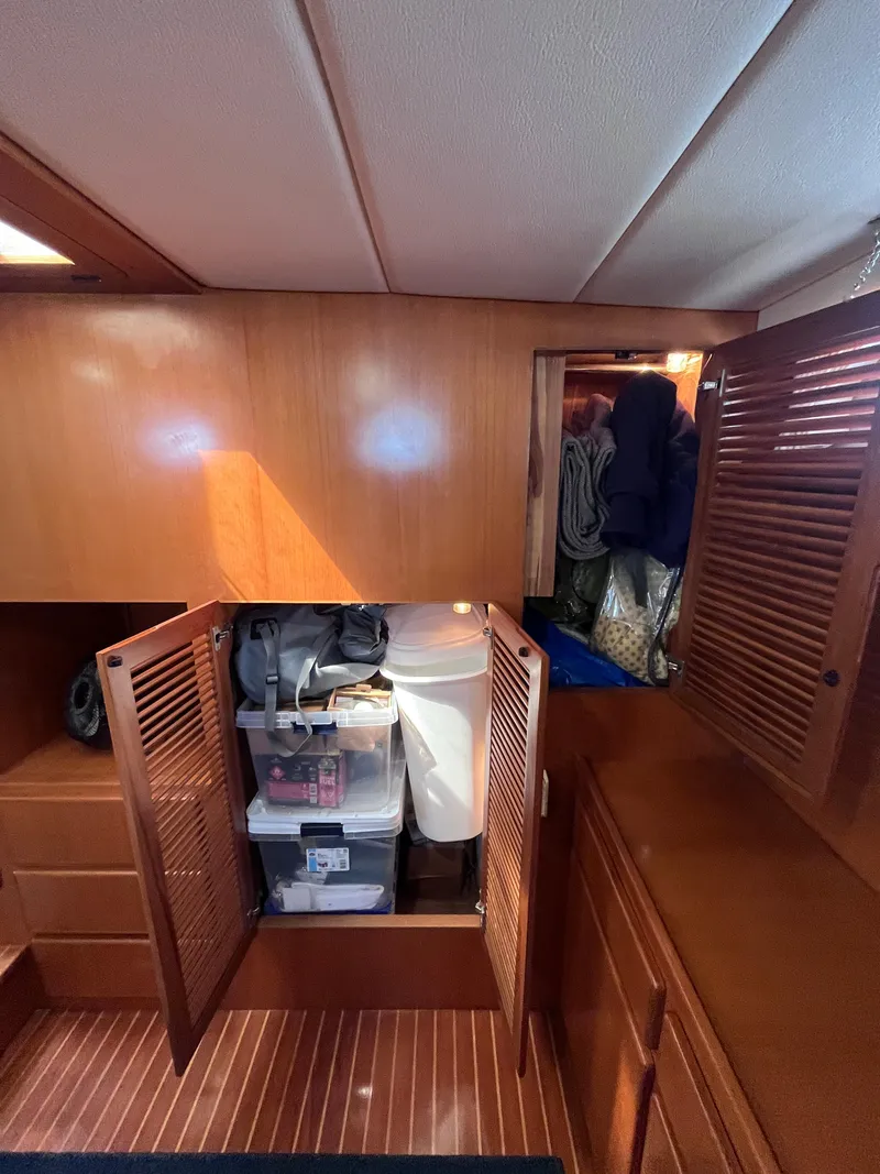 Slide: The Image of Symbol 42' Sun Deck Trawler 2000 - 33