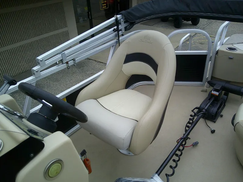 Slide: The Image of Sun Tracker Bass Buggy 18 DLX 2013 - 10