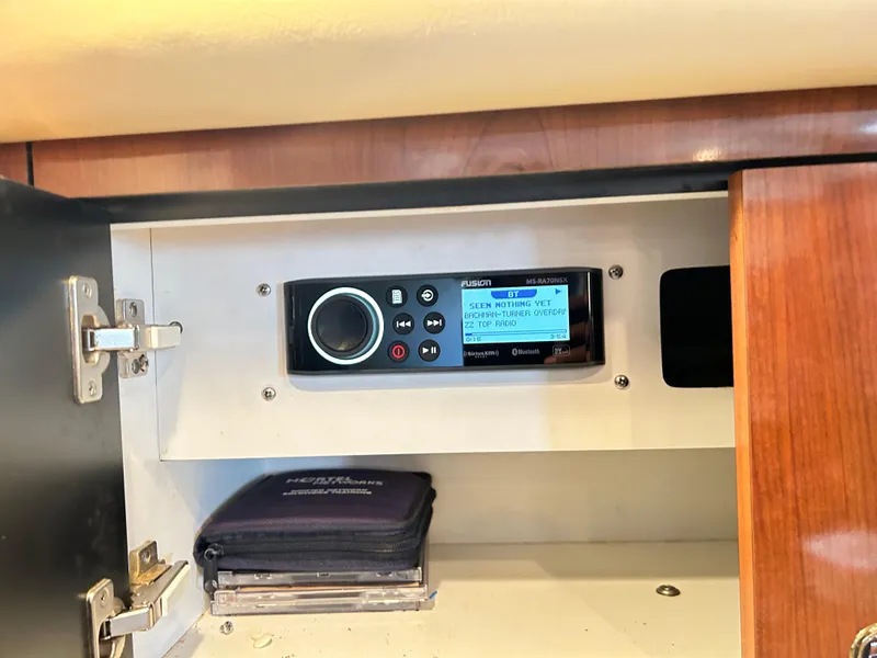 Slide: The Image of Sea Ray 410 Express Cruiser 2003 - 23