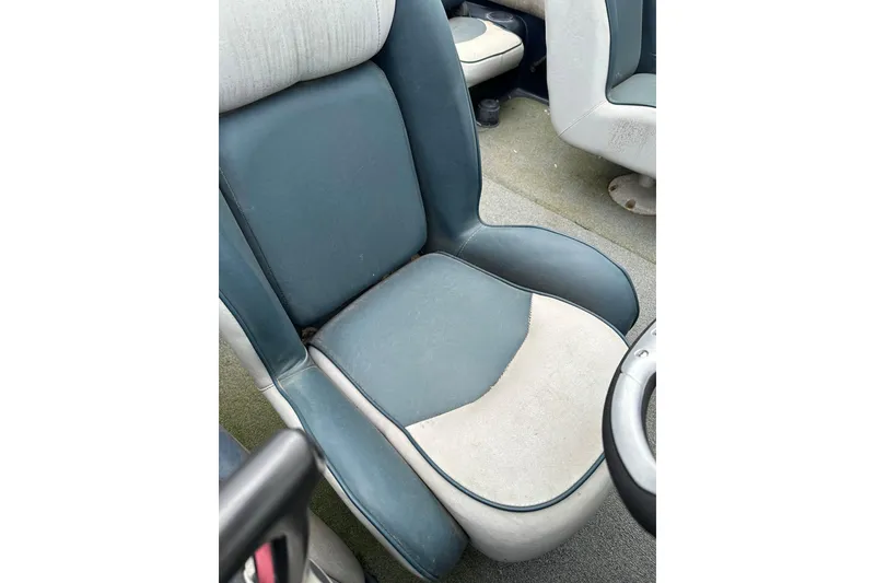 Slide: The Image of 2007 Stratos 486 Ski-N-Fish boat seat, blue and white upholstery. - 15