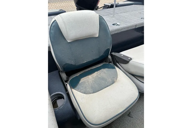 Slide: The Image of 2007 Stratos 486 Ski-N-Fish boat seat, showing wear and dust. - 16