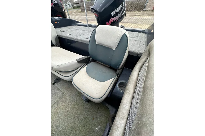 Slide: The Image of 2007 Stratos 486 Ski-N-Fish boat interior with Yamaha engine, featuring cushioned seating. - 19