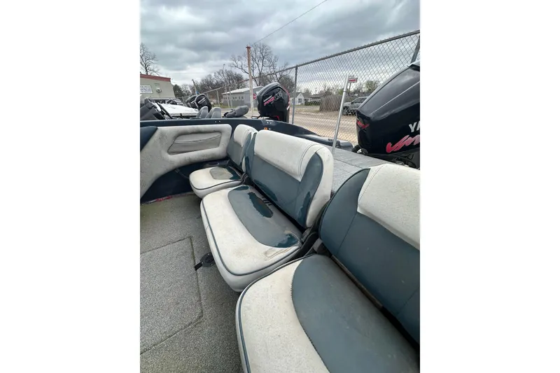 Slide: The Image of 2007 Stratos 486 Ski-N-Fish boat interior with seating and Yamaha outboard motors. - 20