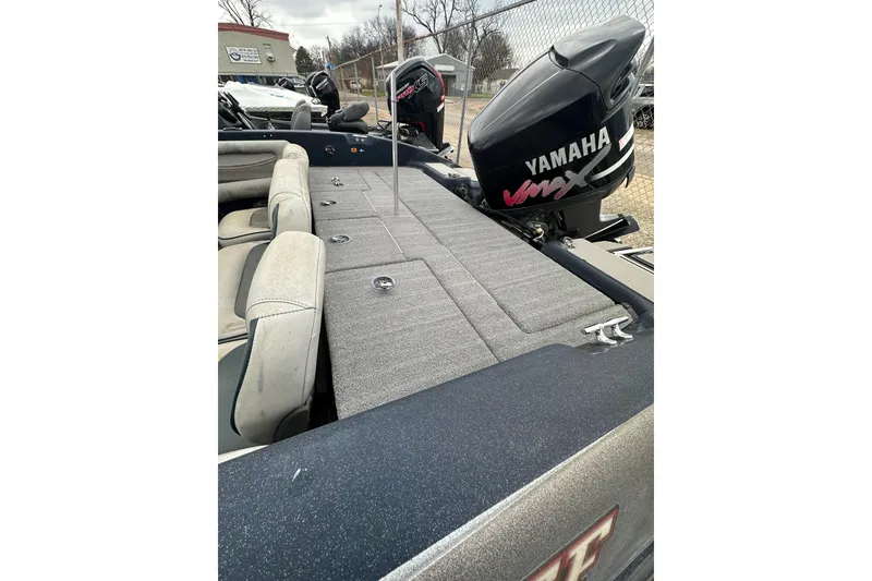 Slide: The Image of 2007 Stratos 486 Ski-N-Fish boat with Yamaha VMAX engine, featuring spacious seating and deck. - 21
