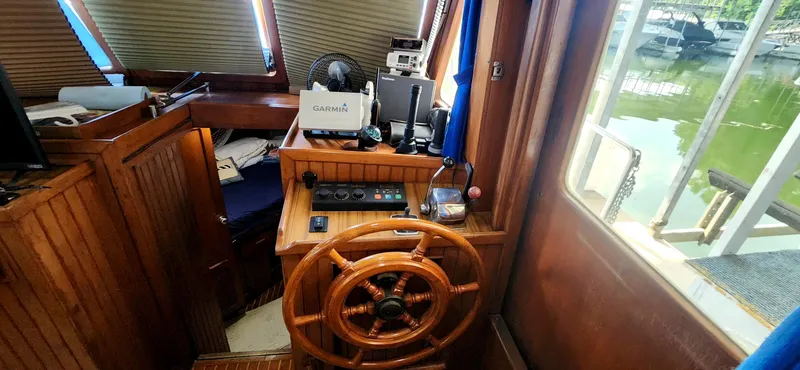 Slide: The Image of Senator 35 Sundeck Trawler 1986 - 52