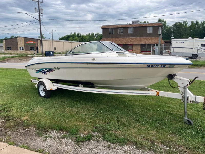 The Image of 1996 Sea Ray 175 Open Bow boat on trailer, parked on grass. - 1