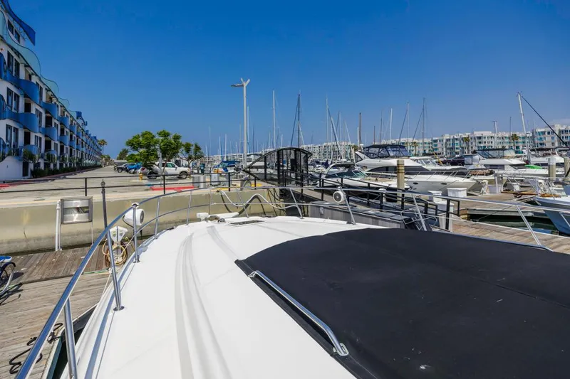 Slide: The Image of 2000 Sea Ray 510 Sundancer docked at a marina with clear blue skies. - 15