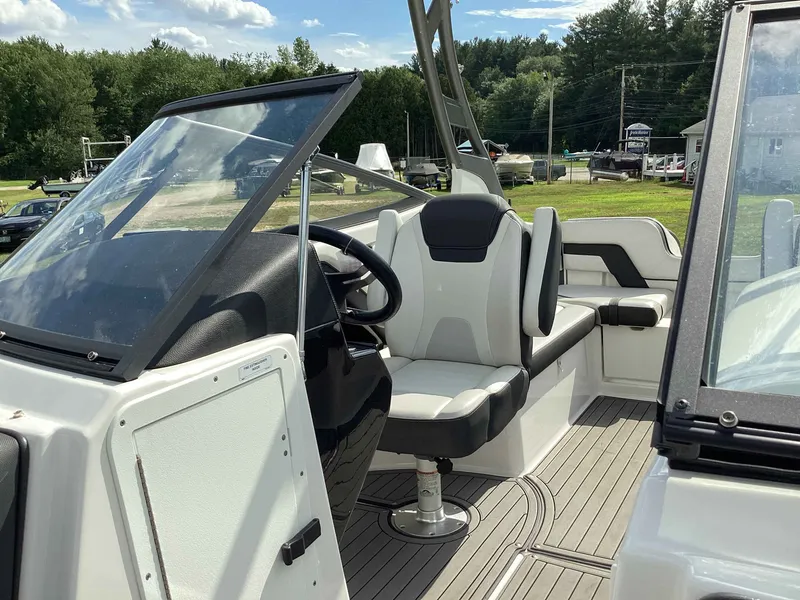 Slide: The Image of Yamaha 242 LTD S 2018 - 10