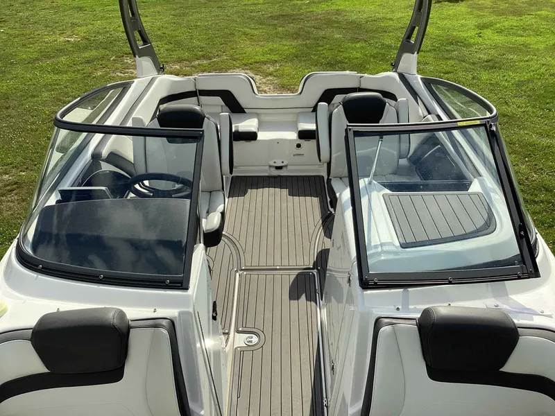 Slide: The Image of Yamaha 242 LTD S 2018 - 11