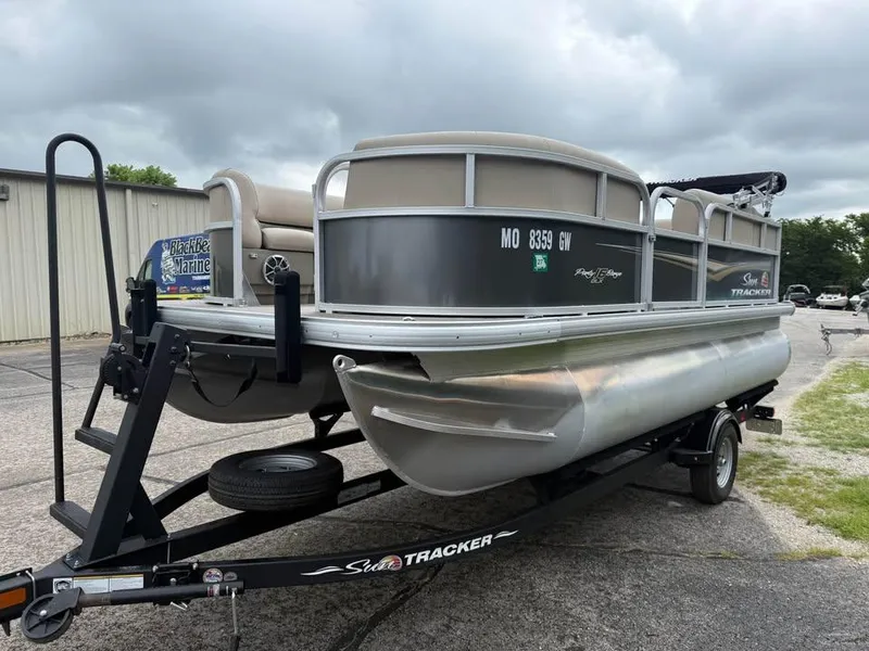 Slide: The Image of Sun Tracker Party Barge 16 DLX 2024 - 3