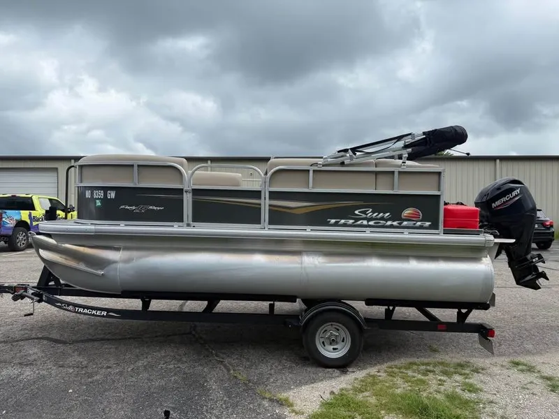 Slide: The Image of Sun Tracker Party Barge 16 DLX 2024 - 4