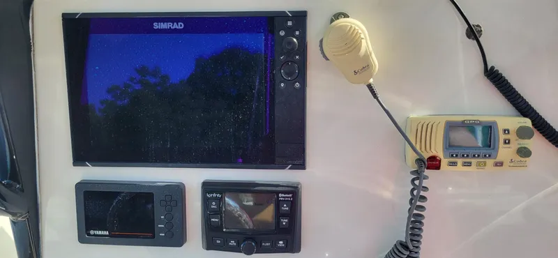 Slide: The Image of NauticStar 251 Hybrid 2020 - 10